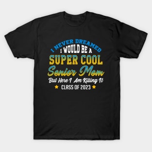 Senior 2023 Mom. Class of 2023 Graduate. T-Shirt